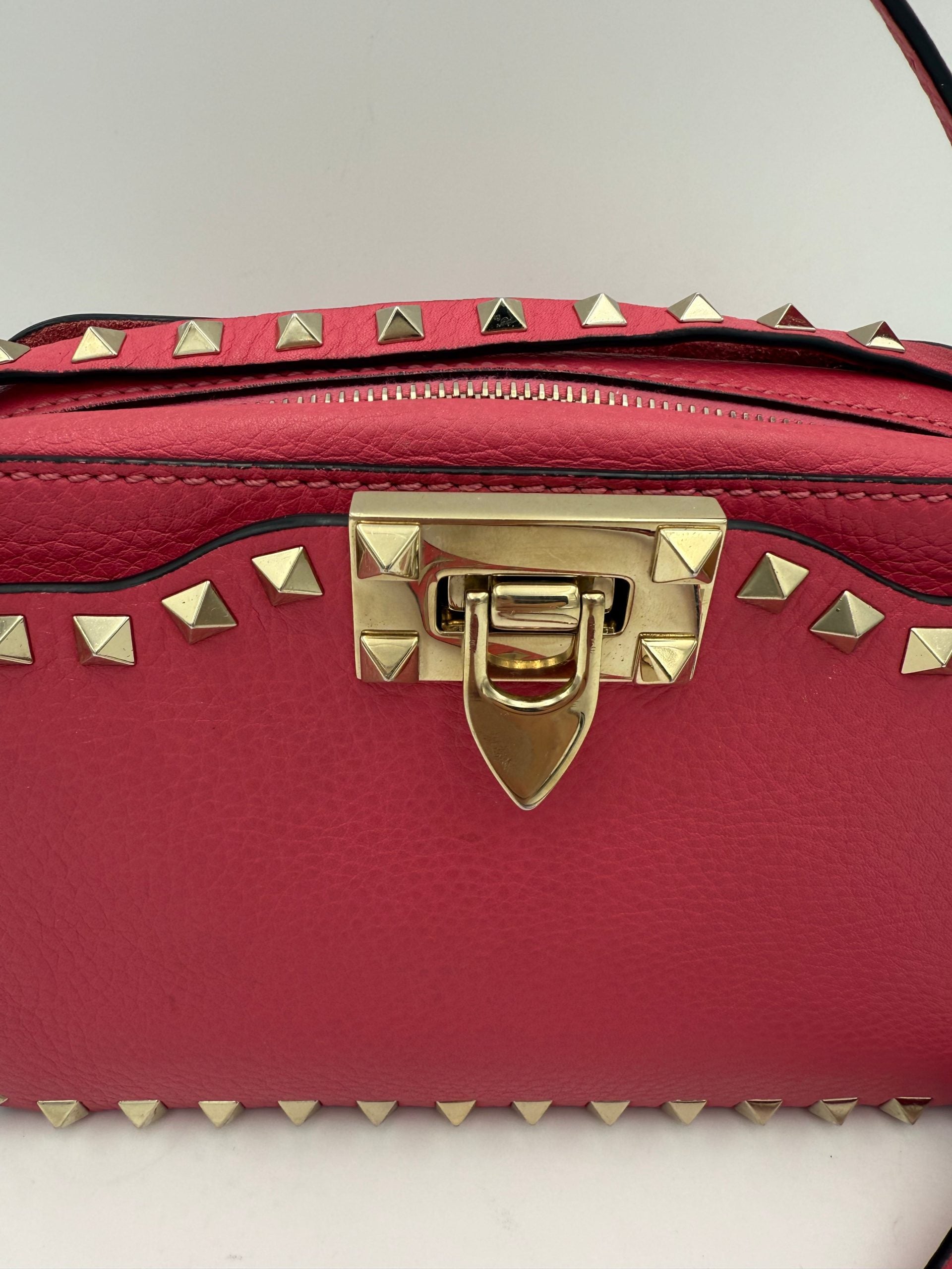 Valentino Garavani VALENTINO GARAVANI Rockstud Camera Bag Pink