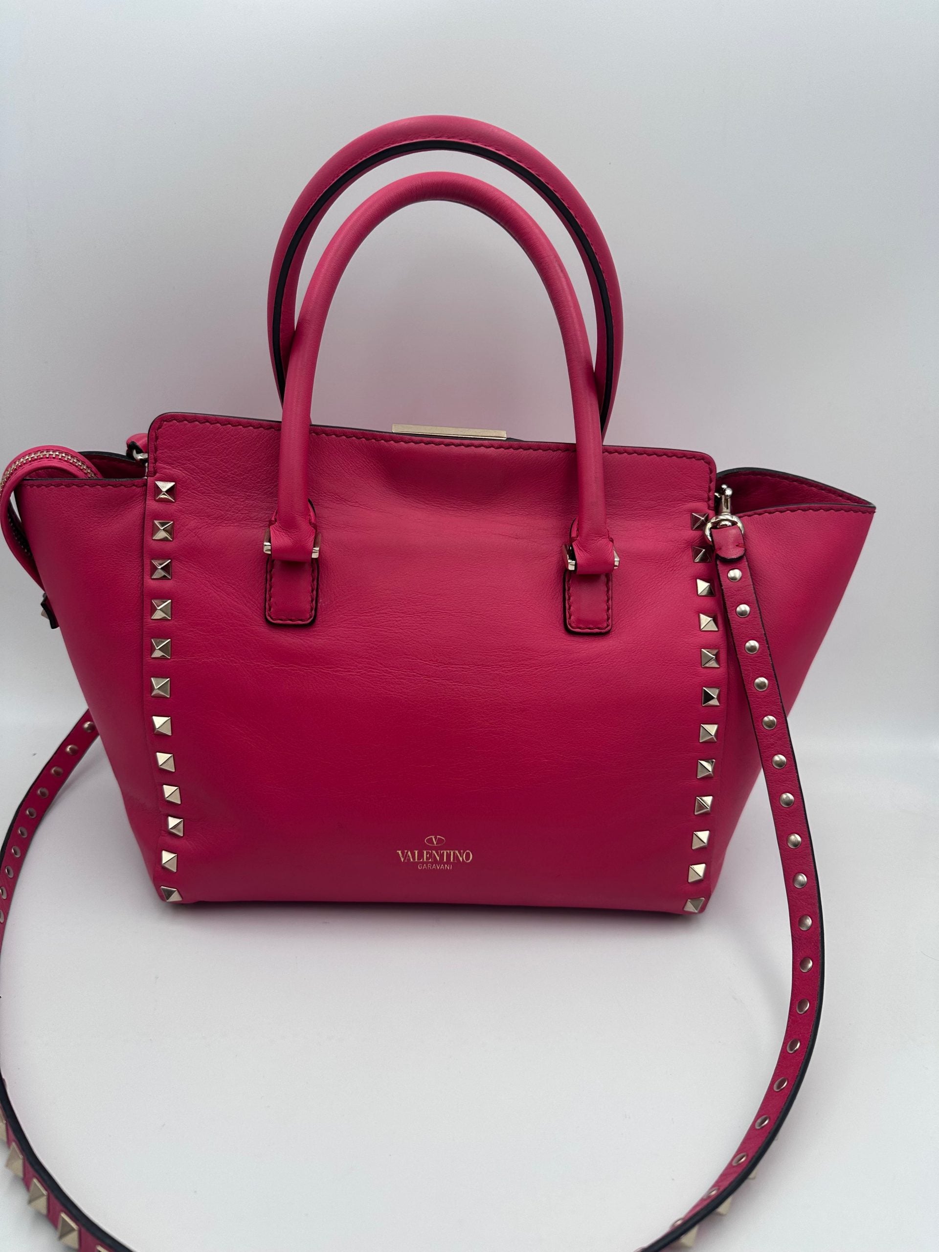 Valentino Garavani VALENTINO GARAVANI Rockstud Medium Pink Handbag