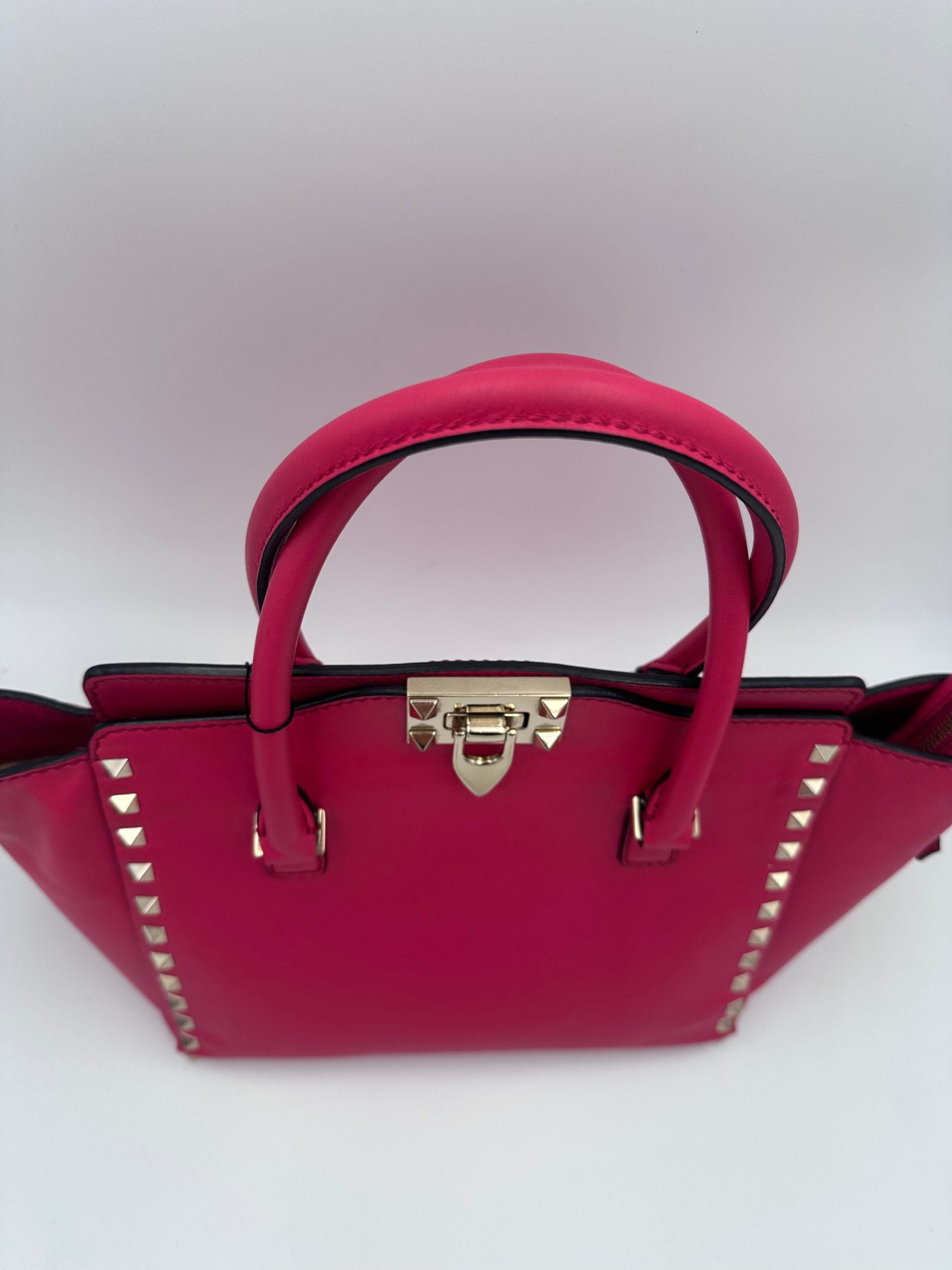 Valentino Garavani VALENTINO GARAVANI Rockstud Medium Pink Handbag