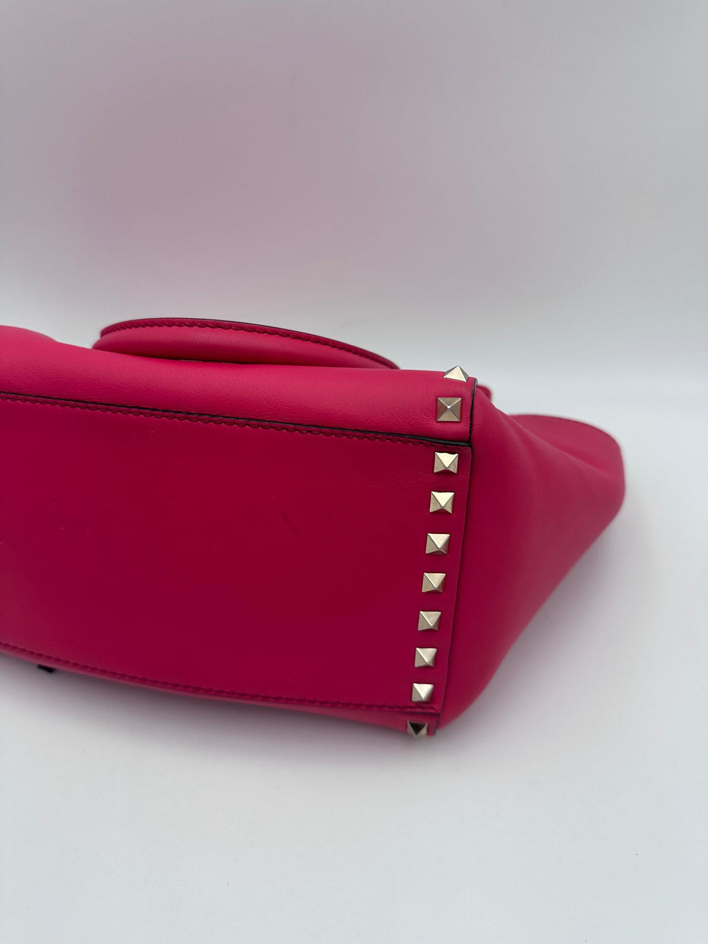 Valentino Garavani VALENTINO GARAVANI Rockstud Medium Pink Handbag