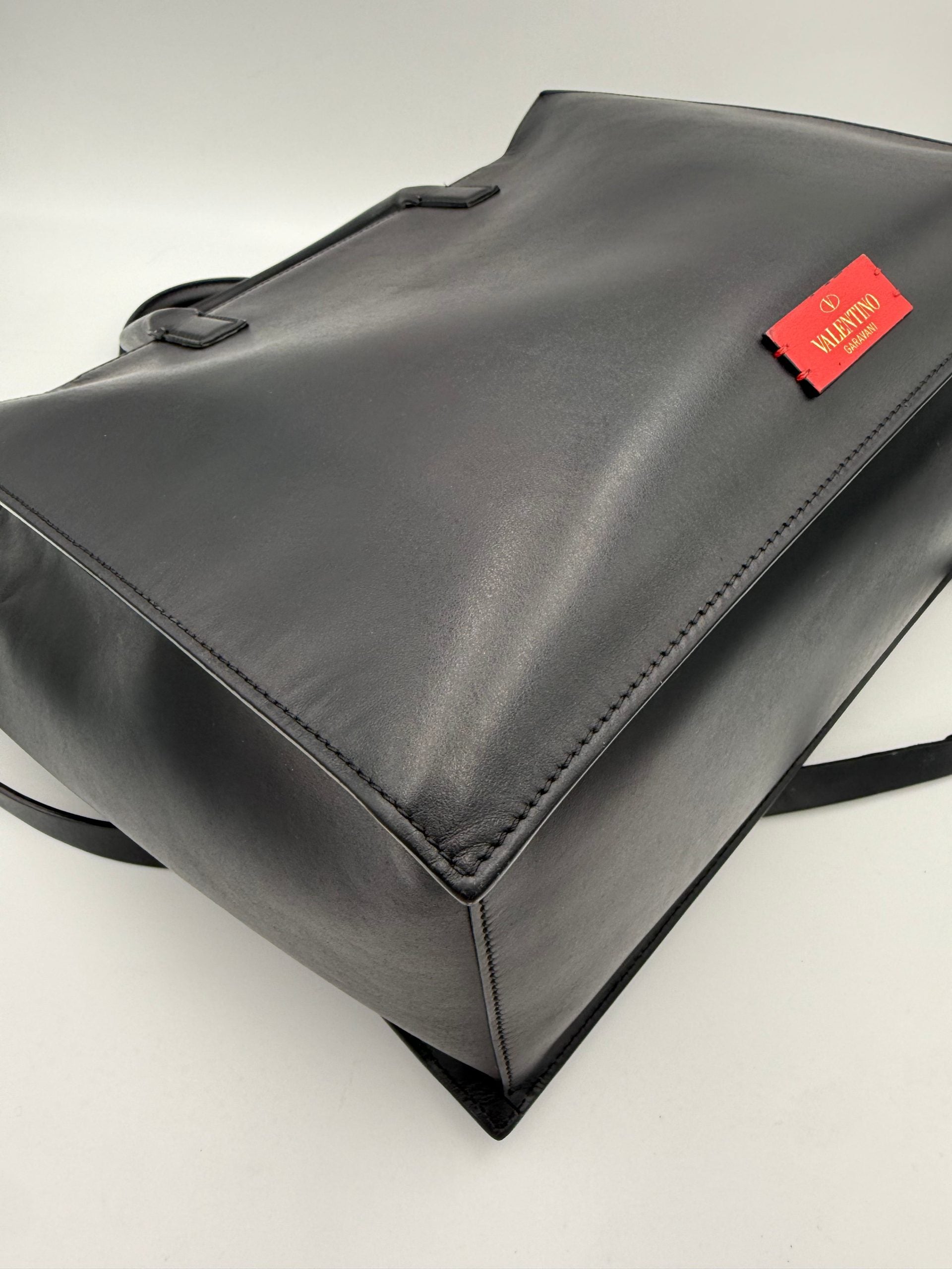 Valentino Garavani VALENTINO GARAVANI SHOPPING VLOGO Black Handbag